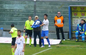 23 Rozzio fa vedere la maglia all'arbitro