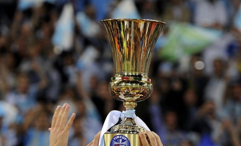 Lazio's player hold the cup after defeated Sampdoria in their final football match of the Italian Cup (Coppa Italia) on May 13, 2009 at Rome's Olympic Stadium. Lazio beat Sampdoria 6-5 on penalties following a 1-1 draw to win the Italian Cup and qualify for next season's Europa League.   AFP PHOTO / FILIPPO MONTEFORTE (Photo credit should read FILIPPO MONTEFORTE/AFP/Getty Images)