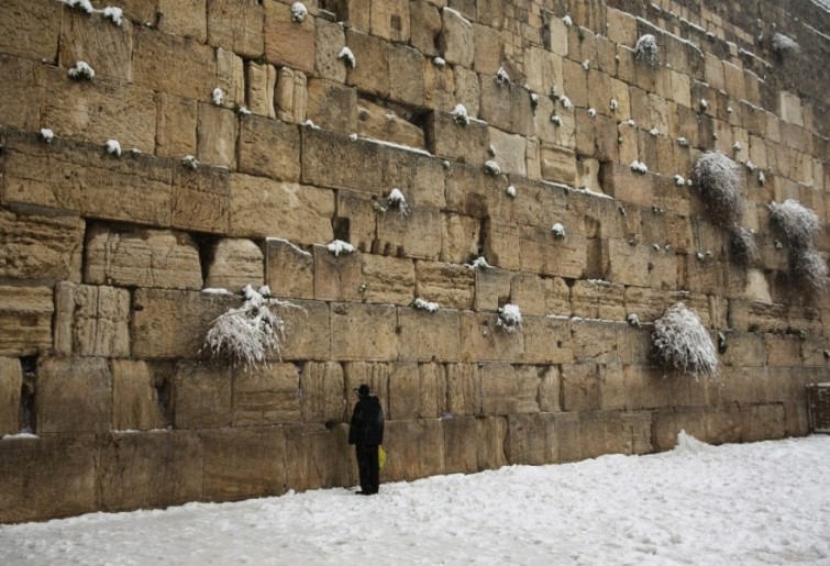 un-uomo-prega-presso-il-muro-del-pianto-luogo-di-preghiera-sacro-del-giudaismoorig_main-755x515